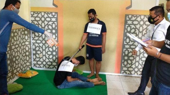 UA, tersangka pembunuhan di Pamekasan memperagakan adegan ketika hendak membunuh korban, Senin (5/4/2021).