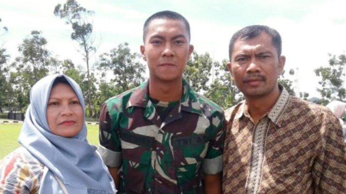 Gustur Cahyo Putro bersama kedua orang tuanya
