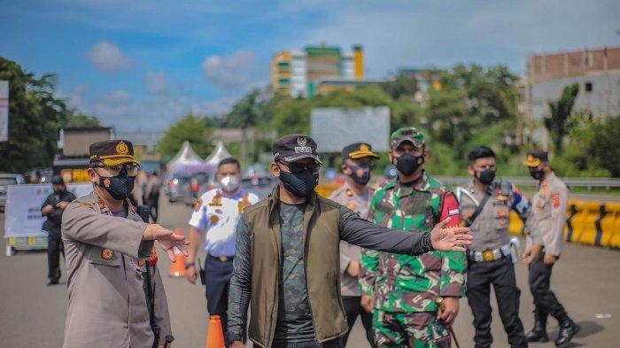 Pemerintah Kota (Pemkot) Bogor bersama jajaran kepolisian dan TNI kembali turun ke jalan memantau penerapan ganjil genap di libur panjang Imlek.
