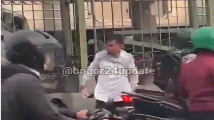 Pengendara mobil putih yang tertabrak KRL Commuter Line di Citayam, Depok, Rabu (20/4/2022).