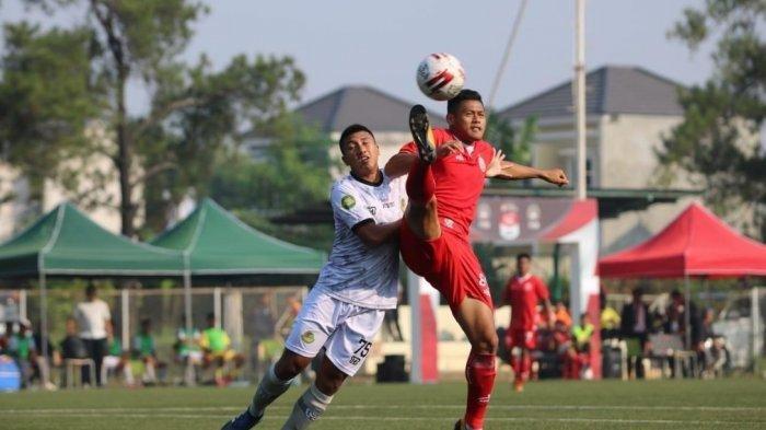 Penyerang muda Persija Jakarta U-20, Taufik Hidayat saat melindungi bola dari pemain Tira Persikabo di Lapangan Sawangan, Depok, Jumat (26/7/2019).
