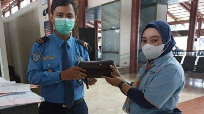 Petugas cleaning service Bandara Soekarno-Hatta, Halimah (29), tidak sengaja menemukan sebuah dompet berisi cek senilai Rp 35,5 miliar, Jumat (29/10/2021).
