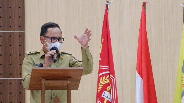 Bima Arya menghadiri pelantikan pengurus DPC Perhimpunan Mahasiswa Katolik Republik Indonesia (PMKRI) Kota Bogor di Gedung Paroki Gereja Katedral, Jalan Kapten Muslihat, Senin (15/3/2021).