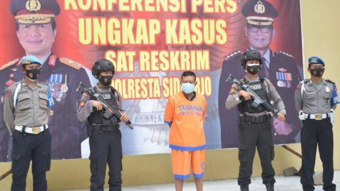 Polisi menunjukkan tersangka yang berhasil ditangkap setelah kabur ke Gresik seusai melakukan penganiayaan, Senin (8/2/2021) (surya.co.id/m taufik)