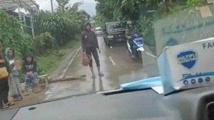 Momen warga menghentikan iring-iringan mobil yang membawa bantuan korban gempa Cianjur. Video warga menghentikan iring-iringan mobil pembawa bantuan ini viral, Rabu (23/11/2022)