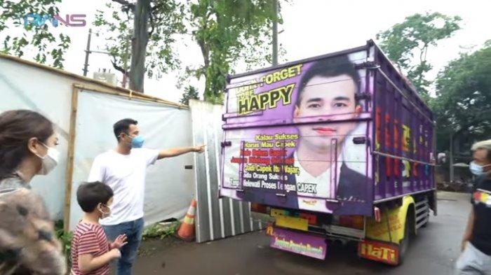 Raffi Ahmad melihat gambar wajahnya di truk pak Mamat