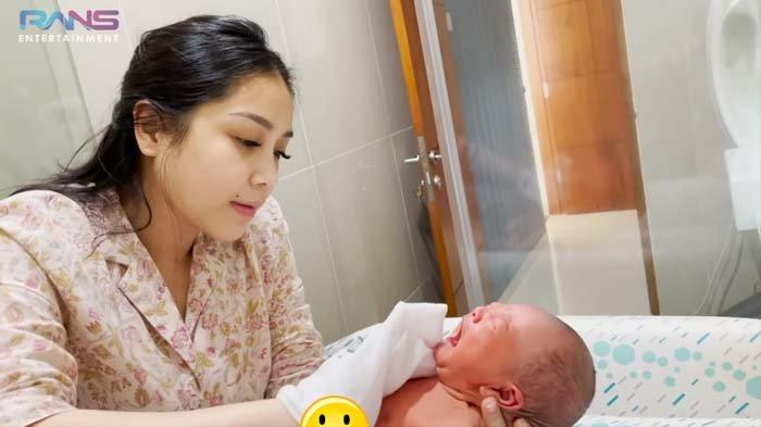 Nagita Slavina pertama kali mandikan Rayyanza adik Rafathar