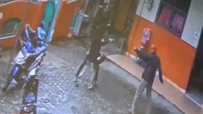 Rekaman CCTV saat pria menikam mantan istri dan anaknya dengan pisau