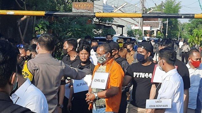 John Kei saat melakukan rekonstruksi di kediamannya Perumahan Tytyan Indah Kota Bekasi, Senin, (6/7/2020).