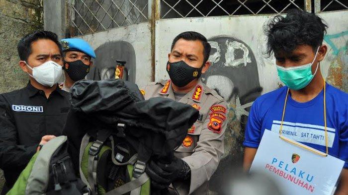 Kapolresta Bogor Kota Kombes Pol Susatyo Purnomo Condro saat memperlihatkan tas carrier yang digunakan pelaku MRI untuk membawa korbannya yang sudah ia bunuh, di lokasi pembuangan, Kamis (11/3/2021).