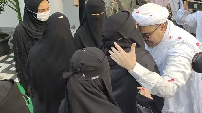 Foto-foto saat Rizieq Shihab bebas usai ditahan atas kasus kasus penyiaran berita bohong dan timbulkan keonaran terkait kasus tes usap RS Ummi, Rabu (20/7/2022)