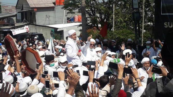 Kedatangan Pemimpin Front Pembela Islam (FPI) Habib Rizieq di Puncak Bogor disambut ribuan simpatisan, Jumat (13/11/2020).