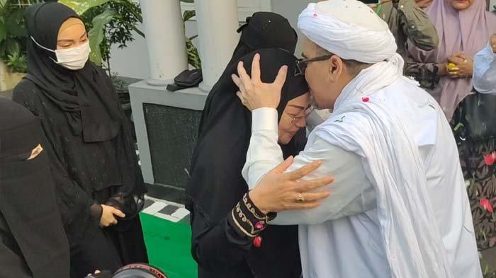 Foto-foto saat Rizieq Shihab bebas usai ditahan atas kasus kasus penyiaran berita bohong dan timbulkan keonaran terkait kasus tes usap RS Ummi, Rabu (20/7/2022)