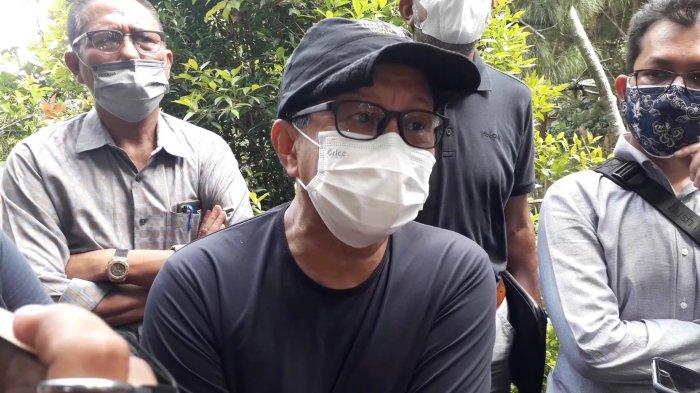 Rocky Bersama kuasa hukum menggelar jumpa pers di rumahnya yang terancam digusur di kawasan Sentul, Desa Bojongkoneng, Kecamatan Babakan Madang, Kabupaten Bogor, Senin (13/9/2021).