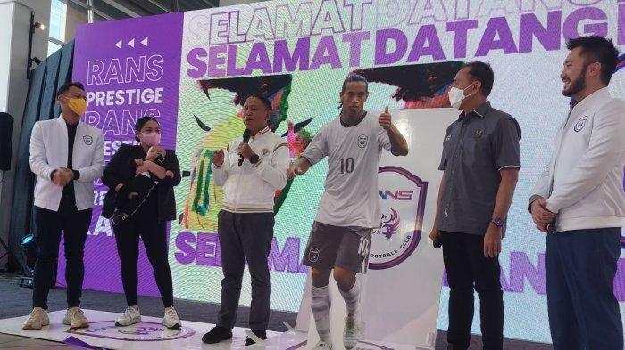 RANS Cilegon FC saat memperkenalkan pemain anyarnya, Ronaldinho pada perayaan satu tahun RANS Cilegon FC di Prestige Image Motorcars, Pluit, Jakarta Utara, Selasa (29/3/2022). (Tribunnews/Abdul Majid).