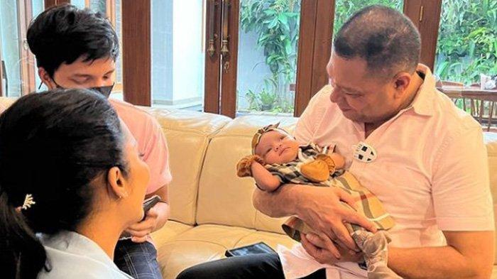 Momen Raul Lemos pertama kali jenguk baby Ameena