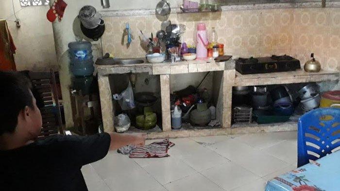 Lokasi ruangan dapur tempat wanita berinisial LI yang dibakar oleh mantan suaminya JD (58) (53) di Kampung Lebak Pasar, Desa Nambo, Kecamatan Klapanunggal, Kabupaten Bogor.