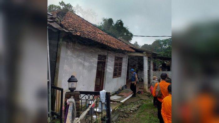 Pasca cuaca buruk melanda wilayah Bogor, sejumlah rumah di Kampung Tapos, Desa Bojong Koneng, Kabupaten Bogor nyaris ambruk.