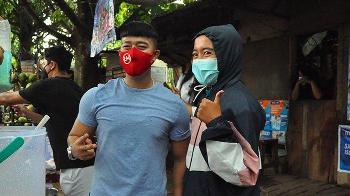 Ruri Repvblik saat berjualan es kelapa kurma di Jalan Kh Abdullah Bin Nuh, Kecamatan Tanah Sareal, Kota Bogor, Senin (3/5/2021).