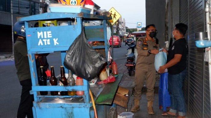 Satuan Polisi Pamong Praja (Satpol PP) Kota Bogor menggelar operasi penerapan PPKM Darurat di sejumlah ruas jalan di kota hujan, Senin (12/7/2021) sore.