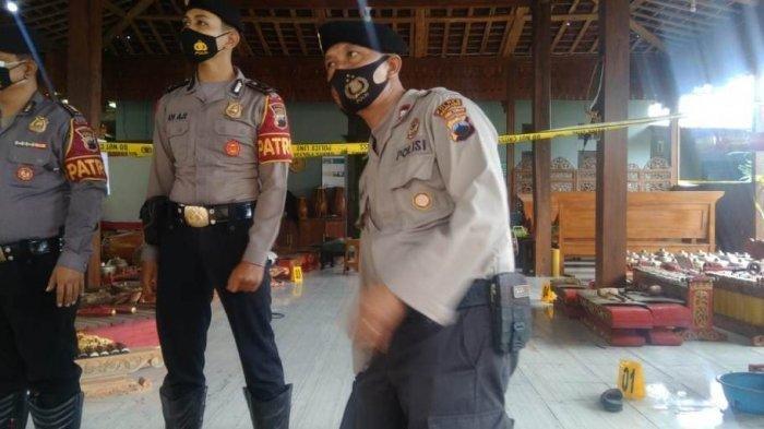 Sejumlah petugas kepolisian berjaga di TKP pembunuhan satu anggota keluarga di Padepokan Seni Ongkojoyo, Desa Turusgede, Kecamatan Rembang, Kamis (4/2/2021). (Tribun Jateng/Mazka Hauzan Naufal)