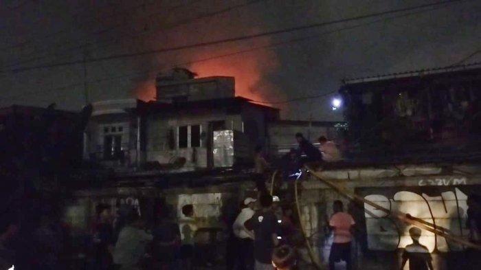 Kebakaran melanda permukiman padat penduduk samping rel kereta wilayah RT 08 RW 10 Kelurahan Pademangan Timur, Pademangan, Jakarta Utara, Sabtu (22/10/2022) petang.