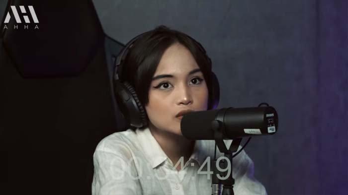Jeje, seleb TikTok yang disebut kembaran Fuji ternyata punya masa lalu kelam. Kepada Atta Halilintar, Jeje mengaku pernah dilecehkan tukang kebunnya hingga alami trauma