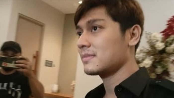 Rizky Billar akhirnya memenuhi panggilan Polres Metro Jakarta Selatan terkait laporan KDRT Lesti Kejora. Kepolisian mengurai pemeriksaan sementara Rizky Billar.