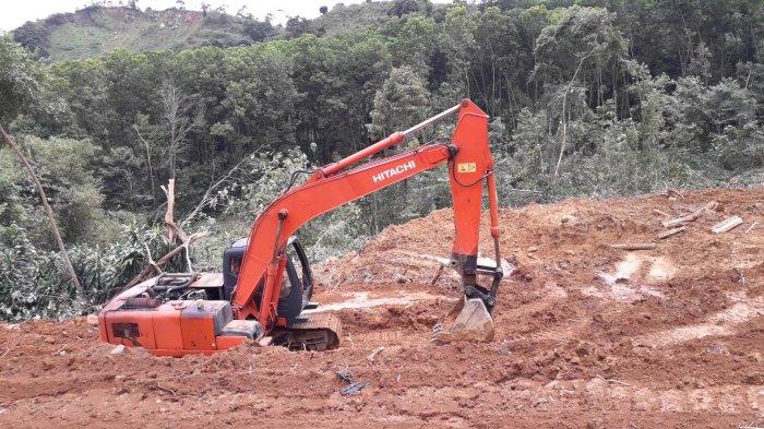 Sejumlah alat berat terpantau melakukan pengerukan tanah di area lahan yang tak jauh dari batas lahan tanah Rocky Gerung yang terancam digusur PT. Sentul City di kawasan Sentul, Desa Bojongkoneng, Kecamatan Babakan Madang, Kabupaten Bogor, Rabu (15/9/2021).