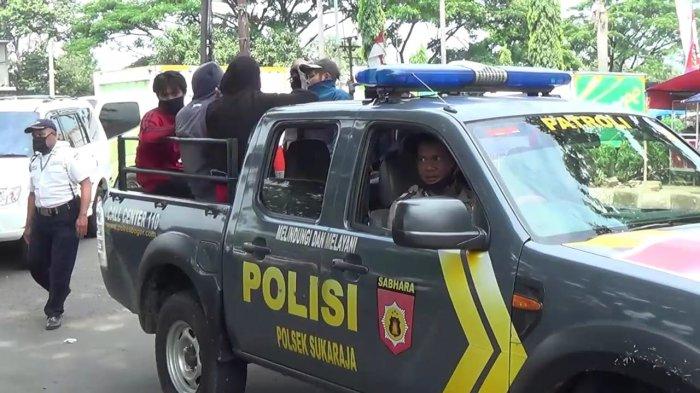 Sejumlah pelajar diangkut mobil patroli polisi karena hendak bergabung unjuk rasa buruh tolak Omnibus Law, Kamis (8/10/2020).