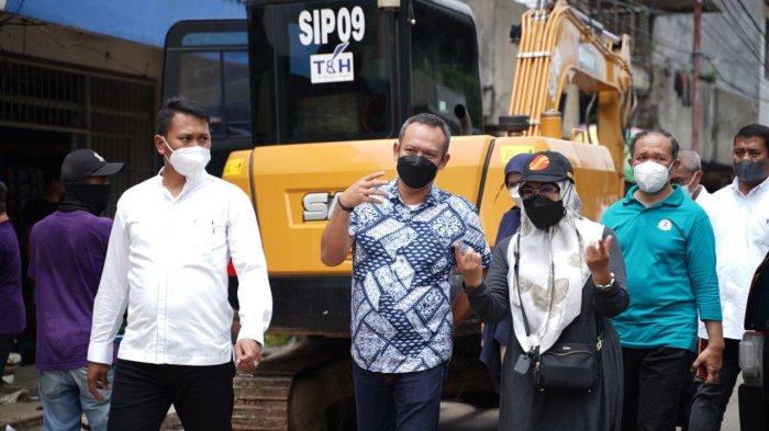 Di mulai dari Jalan Ir. H. Juanda, Sekda didampingi Kepala Dinas PUPR menelusuri pedestrian ke Jalan Suryakencana hingga ke Jalan Roda, Pasar Bogor, Rabu (22/12/2021).