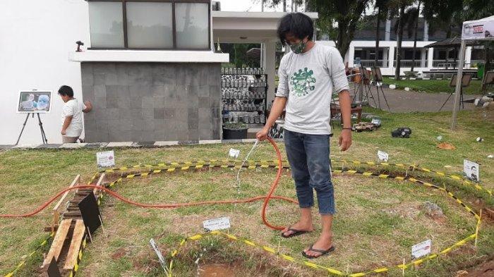 Sekretaris Pokwan DPRD Kabupaten Bogor, Risyad menyiram lintasan sebelum lomba RC berlangsung