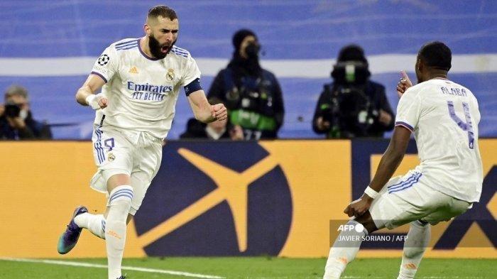 Pemain depan Real Madrid asal Prancis Karim Benzema (kiri) melakukan selebrasi setelah mencetak gol pada pertandingan liga kedua babak 16 besar Liga Champions UEFA antara Real Madrid CF dan Paris Saint-Germain di stadion Santiago Bernabeu di Madrid pada 9 Maret 2022. Real Madrid melakukan keajaiban dalam leg kedua babak 16 besar Liga Champions melawan PSG. El Real mencetak 3 gol ke jala Les Parisiens dan menang agregat 3-2. JAVIER SORIANO / AFP