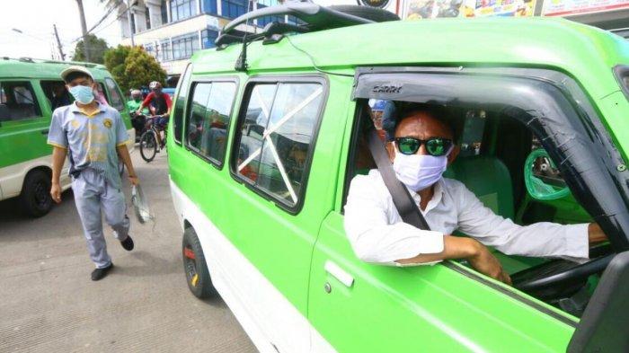Sopir angkot di Kota Bogor ini punya penampilan nyentrik, Sabtu (26/12/2020).
