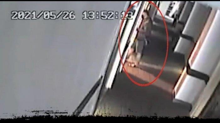 Sosok pria misterius diduga pembunuh wanita yang ditemukan tanpa busana di kawasan Menteng, Jakarta Pusat - Polisi kembali membeberkan identias AA (23), pelaku pembunuhan wanita di Hotel Dreamtel, Menteng, Jakarta Pusat, pada Rabu (26/5/2021).