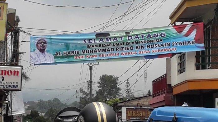 Spanduk menyambut pemimpin besar FPI, Habib Rizieq Shihab dipasang oleh warga di Kecamatan Megamendung, Kabupaten Bogor, Selasa (10/11/2020).