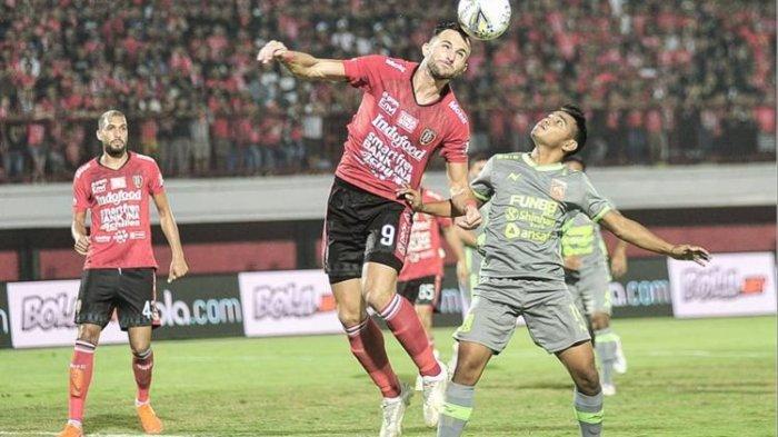 Duel udara striker Bali United, Ilija Spasojevic (kiri) dengan winger Borneo FC, Abrizal Umanailo (kanan)(DOK YAN DAULAKA)