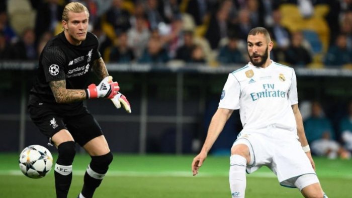 Striker Real Madrid, Karim Benzema (kanan), memanfaatkan kesalahan kiper Liverpool, Loris Karius, untuk mencetak gol pertama timnya dalam laga final Liga Champions kontra Real Madrid di Stadion NSC Olimpiyskiy, Kiev, Ukraina pada 26 Mei 2018.