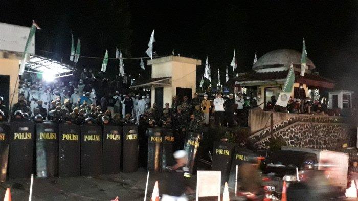 Suasana pengamanan acara dzikir bersama di area Masjid Atta'Awun, Puncak Bogor, Minggu (2/1/2022).