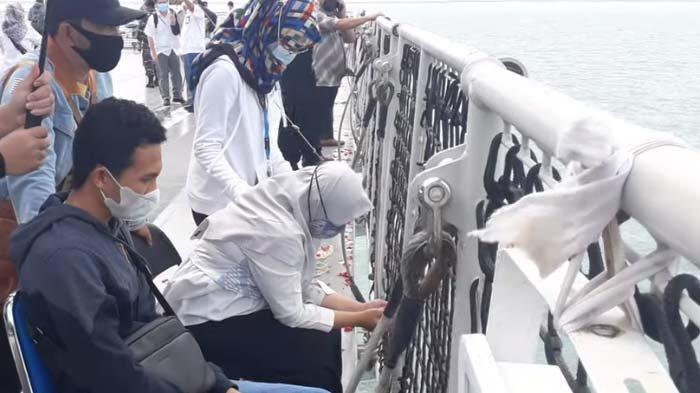 Tangis keluarga Captain Afwan pecah lihat lautan, 15 korban Sriwijaya Air tak ditemukan