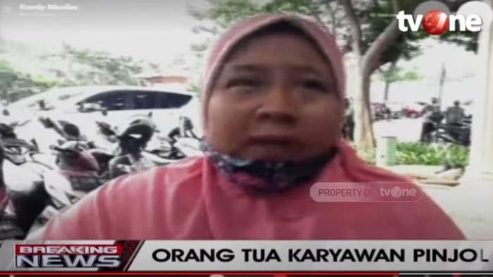 Tangis orangtua pecah, lihat anaknya karyawan pinjol digerebek, memohon-mohon ke polisi