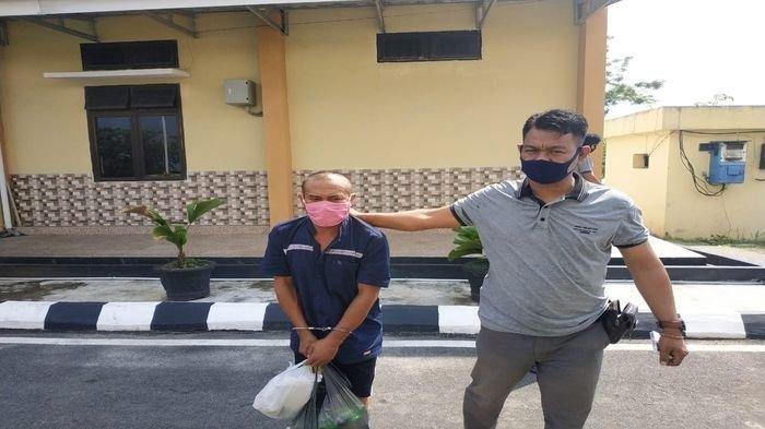 Tersangka pencabulan adik ipar saat dibawa ke Polres OKU, Rabu (14/10/2020)