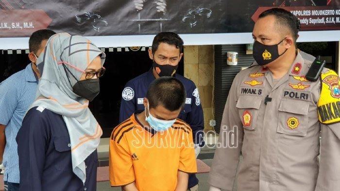 Waka Polres Mojokerto Kota, Kompol Iwan Sebastian membeberkan barang bukti milik DW (20) tersangka kejahatan seksual persetubuhan dan pencabulan terhadap korban siswi SD.