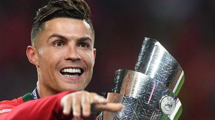 Cristiano Ronaldo merayakan keberhasilan Timnas Portugal menjadi juara UEFA Nations League seusai mengalahkan Timnas Belanda pada laga final di Stadion Do Dragao, 9 Juni 2019.