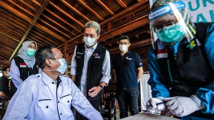Wakil Wali Kota Bogor, Dedie A Rachim meninjau pelaksanaan vaksinasi massal bagi tenaga kesehatan (nakes) Kota Bogor