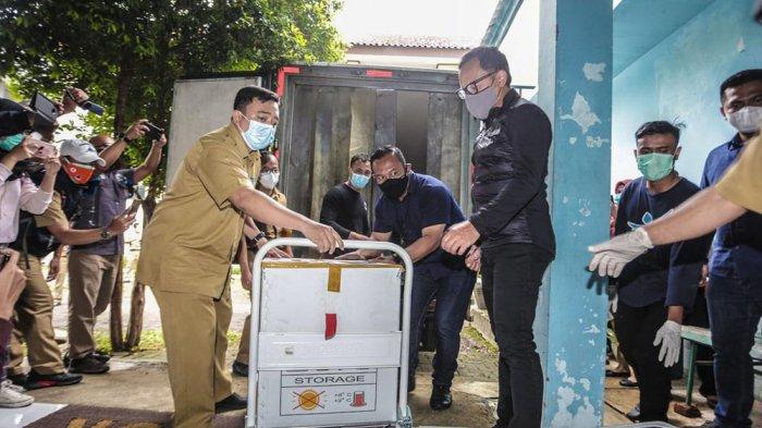 Sebanyak 9.160 vaksin Covid-19 tiba di Kota Bogor, rencananya, vaksin dari Sinovac tersebut akan disebarkan di 64 fasilitas kesehatan (faskes).