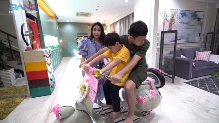 Hadiahi Raffi Ahmad Vespa Langka Seharga Ratusan Juta, Nagita Sewot Ditanya Ini