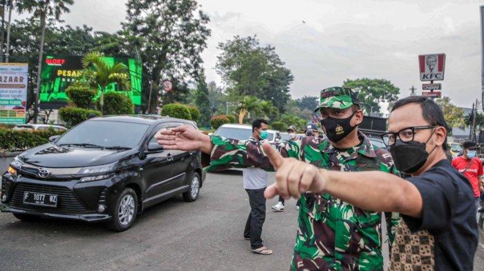 Wali Kota Bogor Bima Arya meninjau penerapan ganjil genap di jalur Sistem Satu Arah (SSA) atau di seputaran Kebun Raya Bogor, Sabtu (1/5/2021).