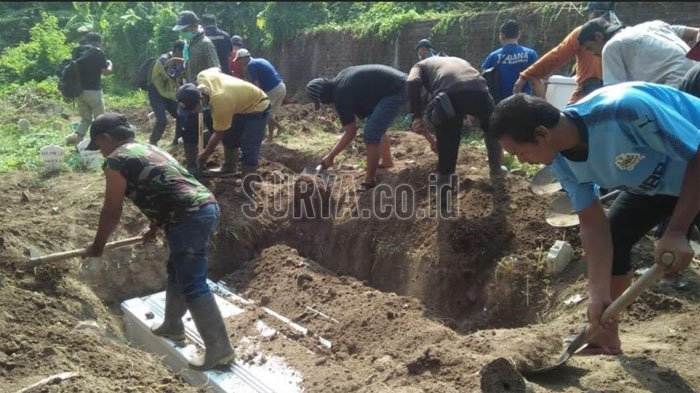 Warga menggali kubur untuk 7 mayat pelaku serangan bom bunuh diri di Surabaya. Tujuh mayat ini dikubur di Sidoarjo dalam 3 liang lahat, Minggu (20/5/2018)