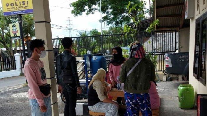 Warga berdatangan ke Polsek Cihideung mengadukan dugaan penipuan rekening baru di bank diduga untuk judi online, Sabtu (8/1/2022). (Dok. Polsek Cihideung)